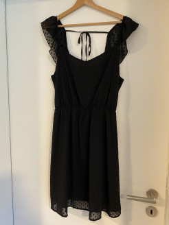 halblanges schwarzes Kleid