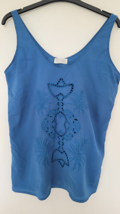 Blaues Tanktop mit gesticktem Muster