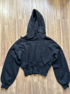 Kurzes schwarzes Sweatshirt