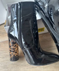 High-heeled boots in transparent leopard print.