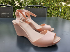 Pale pink wedge sandals. Brand Melissa. Perfumed insole. Very good condition. Size 40