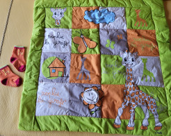 Sophie die Giraffe Teppich 65x65 cm + Socken als Geschenk.