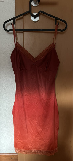 Kurzes, eng anliegendes Kleid mit rotem Farbverlauf