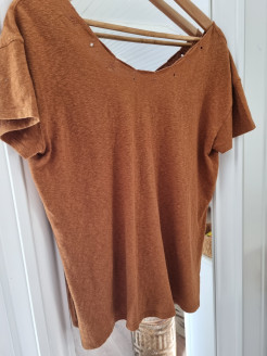 Camel T-shirt with bare back