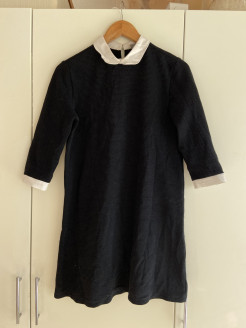 Schwarzes Kleid mit Claudine-Kragen