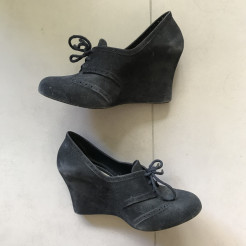 Chaussures noires à talons compensés en daim