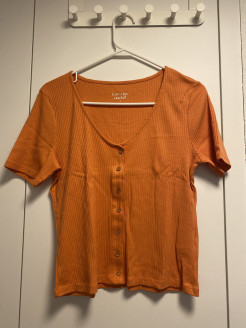 Short-sleeved T-shirt with front buttons