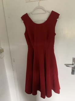 Rotes rückenfreies Kleid