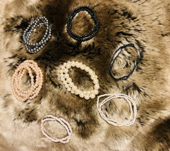 Lot de 18 bracelets de fausses perles