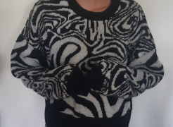 Kurzer Pullover mit Zebramuster