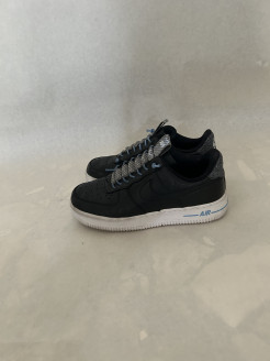 Air Force 1 noires avec lacet élastique bleu