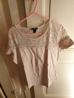 Rosa T-Shirt mit Spitze
