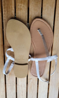 Flip-flop sandals with embellishment