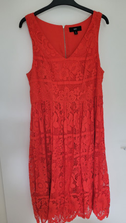 Rotes Kleid aus floraler Spitze