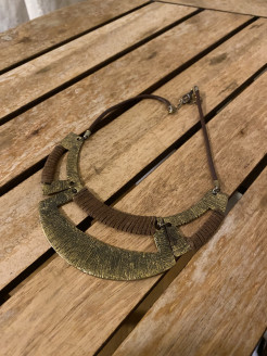 Bronzefarbene Halskette mit braunen Details.
