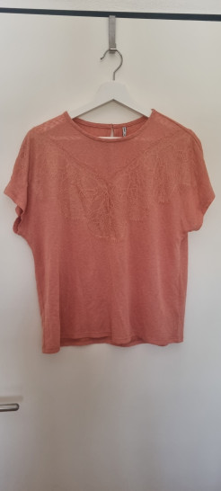 T-shirt with embroidery on the neckline