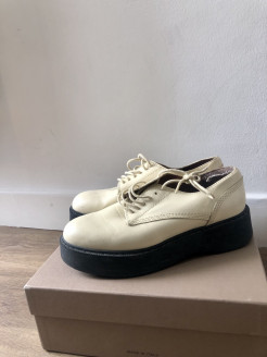 Derbies à plateforme en cuir beige Zara