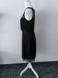 Schwarzes Kleid