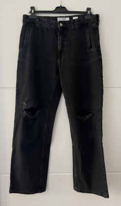 Schwarze Jeans mit Löchern