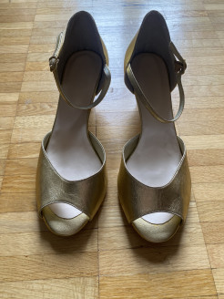 Sandales dorées en cuir taille 38 jamais porté