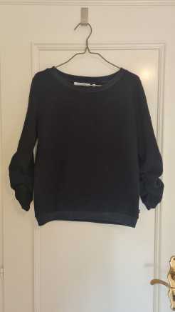 Schwarzer Pullover mit 3D-Herzmuster und plissierten 3/4-Ärmeln