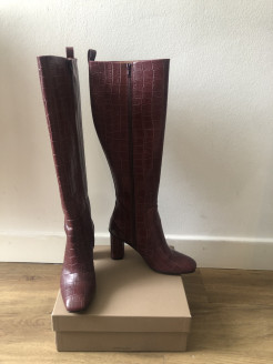 Crocodile-effect leather boots in burgundy Intervalle