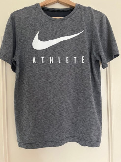 NIKE, SPORTS T-SHIRT, LIKE NEW, FOR TEENS AGED 13 TO 17.