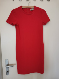 Rot-orangefarbenes Kleid