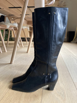 Magnificent leather boots