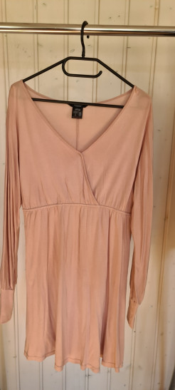 Robe courte rose pâle