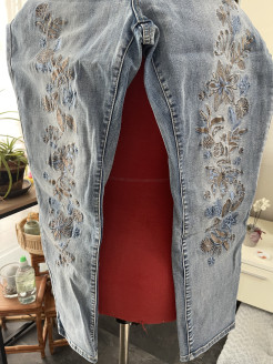 Jeans avec joli motif sur les cuisses et incrustation de petits strass