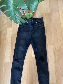 Schwarze Jeans mit Löchern an den Knien, schmal geschnitten