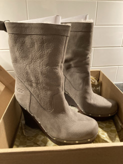 Bottes UGG couleur taupe