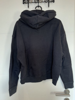 Schwarzes Kapuzensweatshirt