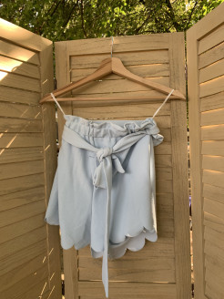 Pastellblaue Shorts