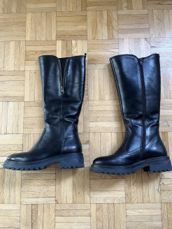 Paire de bottes noires tout cuir