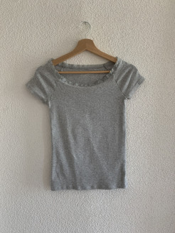 Close-fitting grey T-shirt