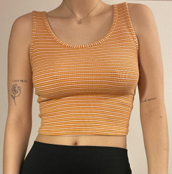 Orangefarbenes Tanktop