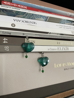 Boucles d'oreilles cœur en cristal facetté vert intense, base avec petit cristal et perle de verre assortie.💚