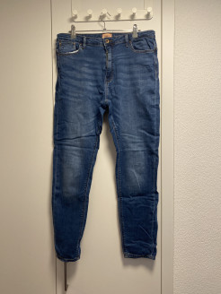 Schmale blaue Jeans