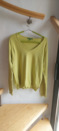 Green long-sleeved T-shirt