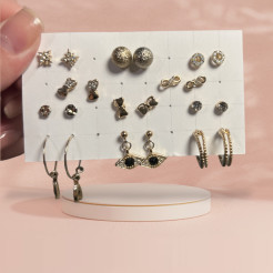 22 boucles d'oreilles - 22 earrings