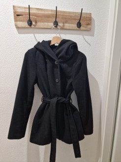 Schwarzer Mantel aus Filz