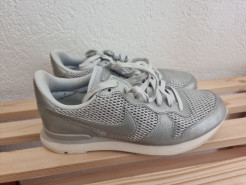 Nike Sneaker in Grau und Silber