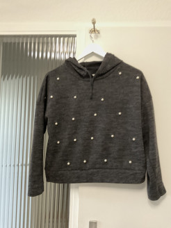 Pull à capuche gris foncé avec des perles