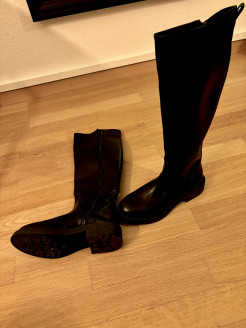 Schwarze Stiefel aus Kunstleder