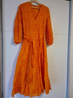 Orangefarbenes besticktes Kleid mit langen Ärmeln und Gürtel, NEW, Zara