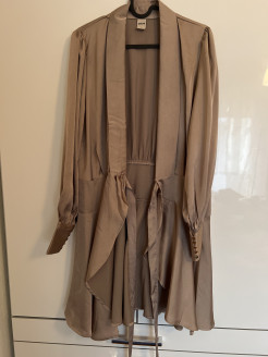 Robe beige mi longue en satin 