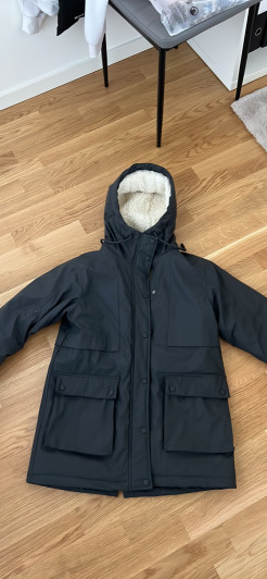 Gefütterte, wasserdichte graue Jacke PULL&BEAR