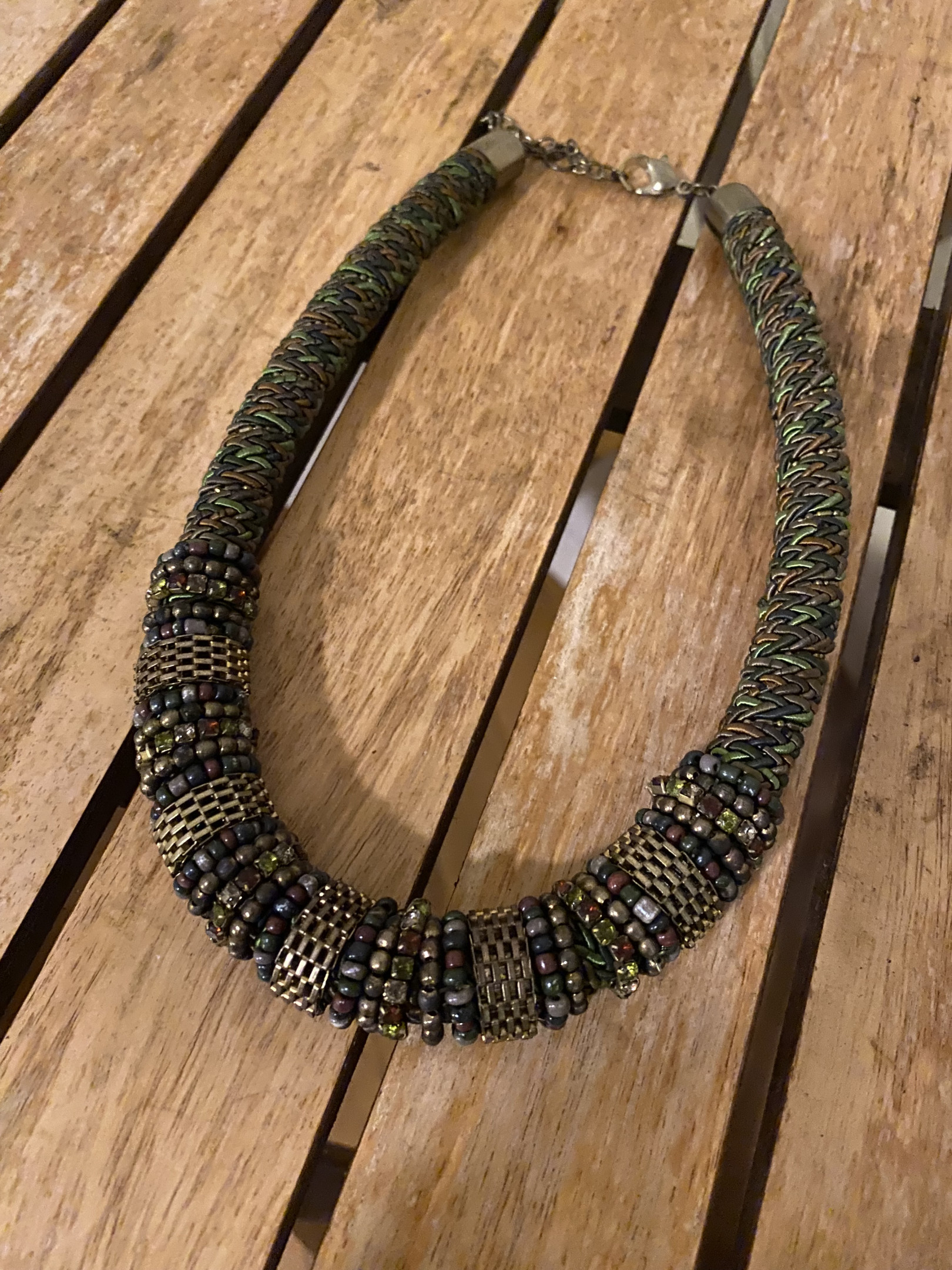 Collier avec détails verts